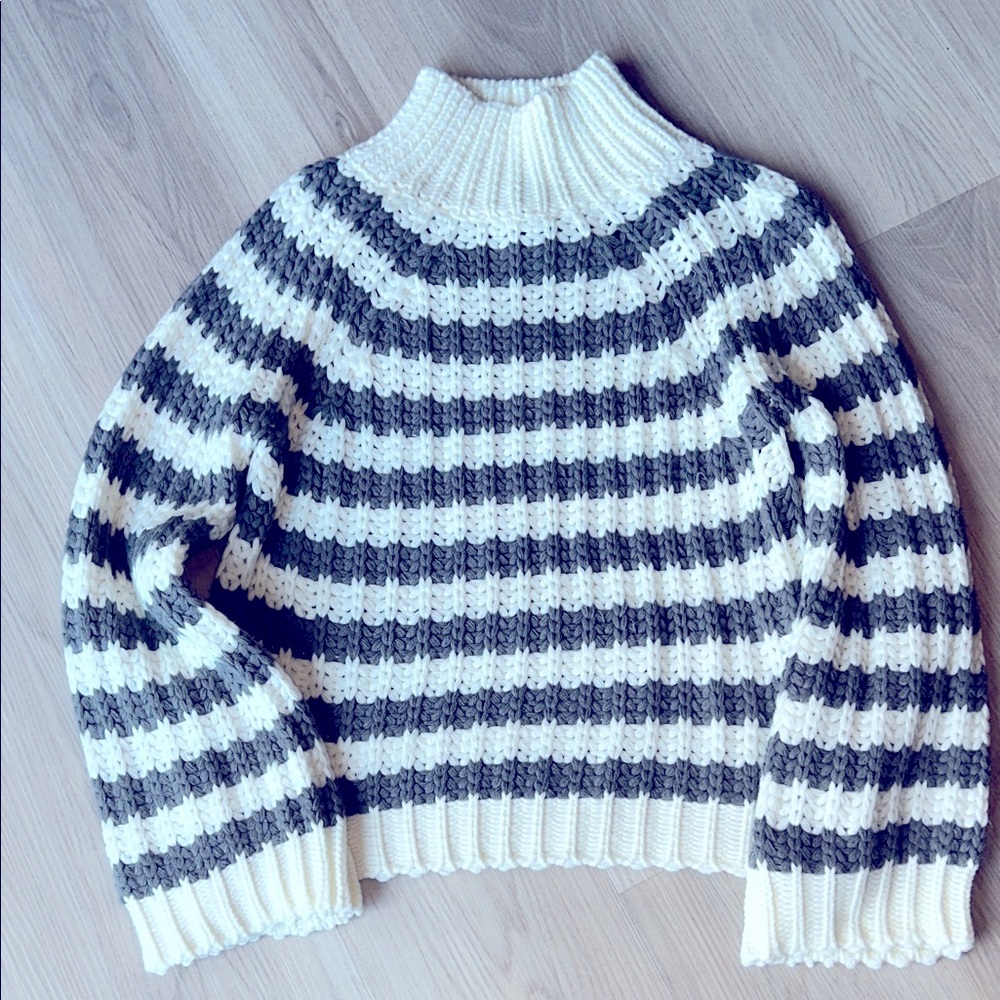 Cozy Casual Chunky Mock Neck Sweater S/M Striped Periwinkle/White Loose Knit